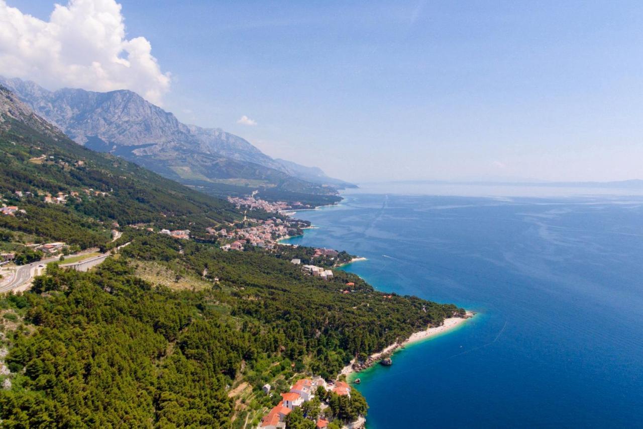 Apartments By The Sea Brela, Makarska - 18356 外观 照片