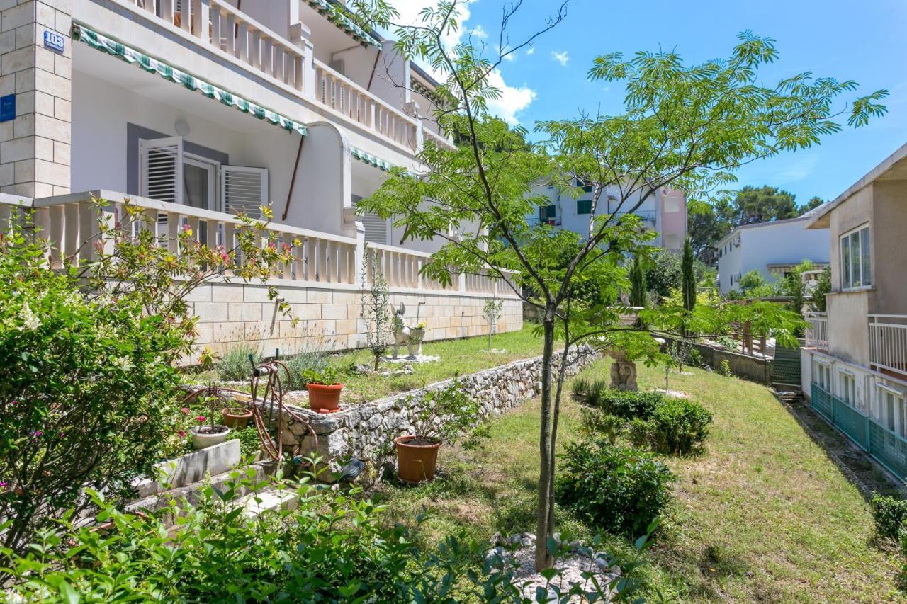 Apartments By The Sea Brela, Makarska - 18356 外观 照片