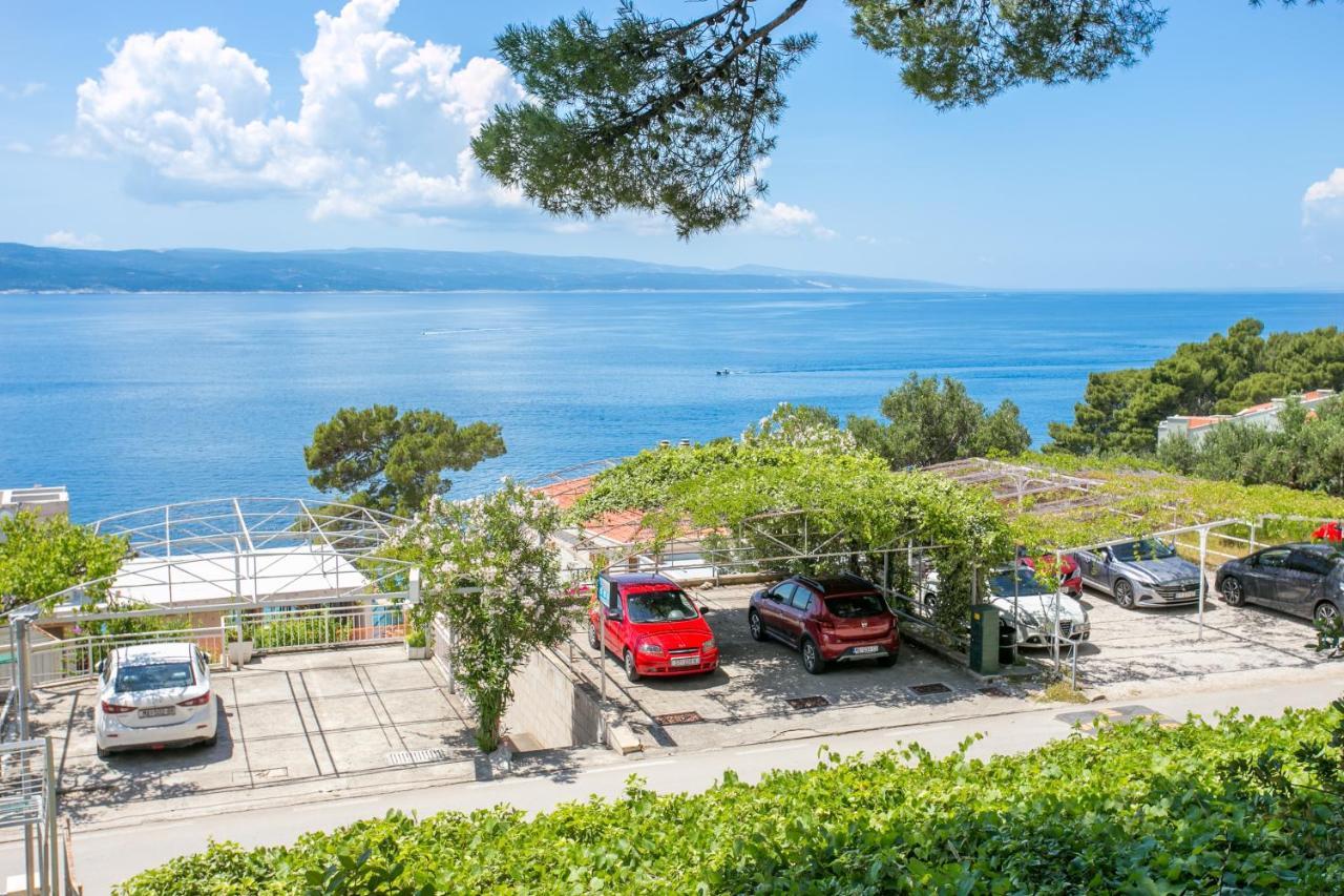 Apartments By The Sea Brela, Makarska - 18356 外观 照片