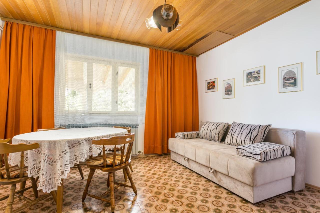 Apartments By The Sea Brela, Makarska - 18356 外观 照片