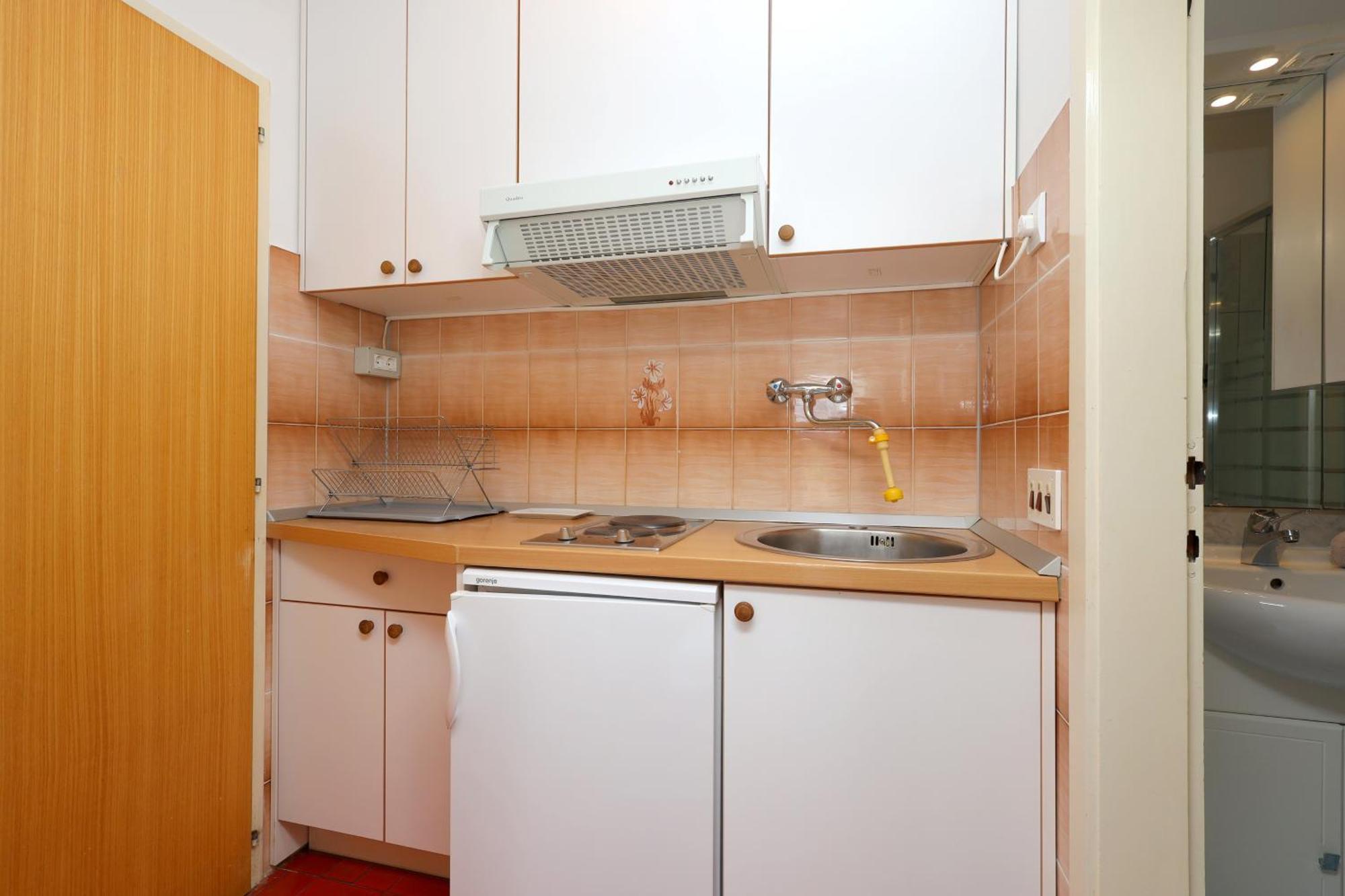 Apartments By The Sea Brela, Makarska - 18356 外观 照片