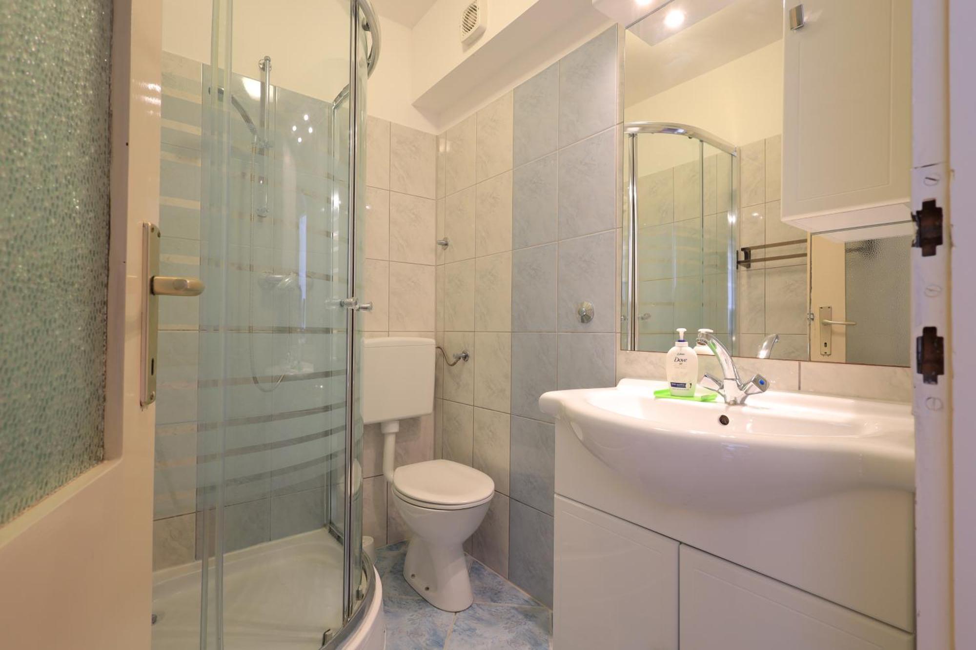 Apartments By The Sea Brela, Makarska - 18356 外观 照片