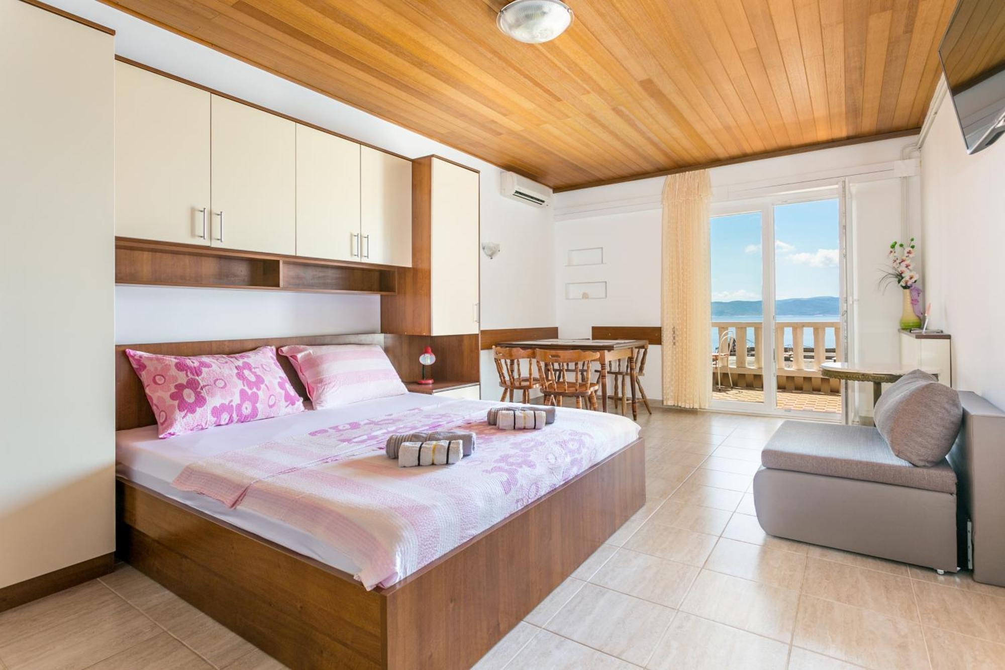 Apartments By The Sea Brela, Makarska - 18356 外观 照片
