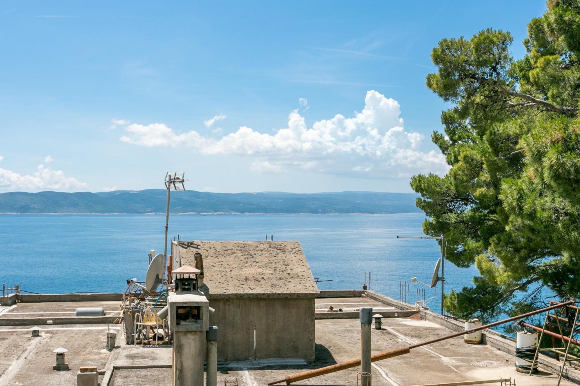 Apartments By The Sea Brela, Makarska - 18356 外观 照片