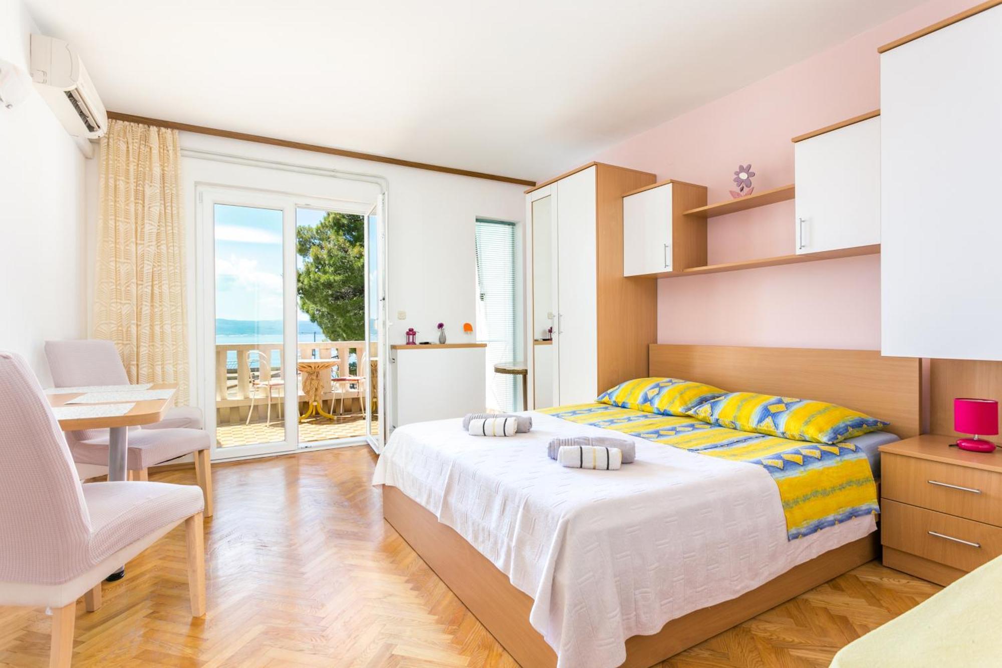 Apartments By The Sea Brela, Makarska - 18356 外观 照片