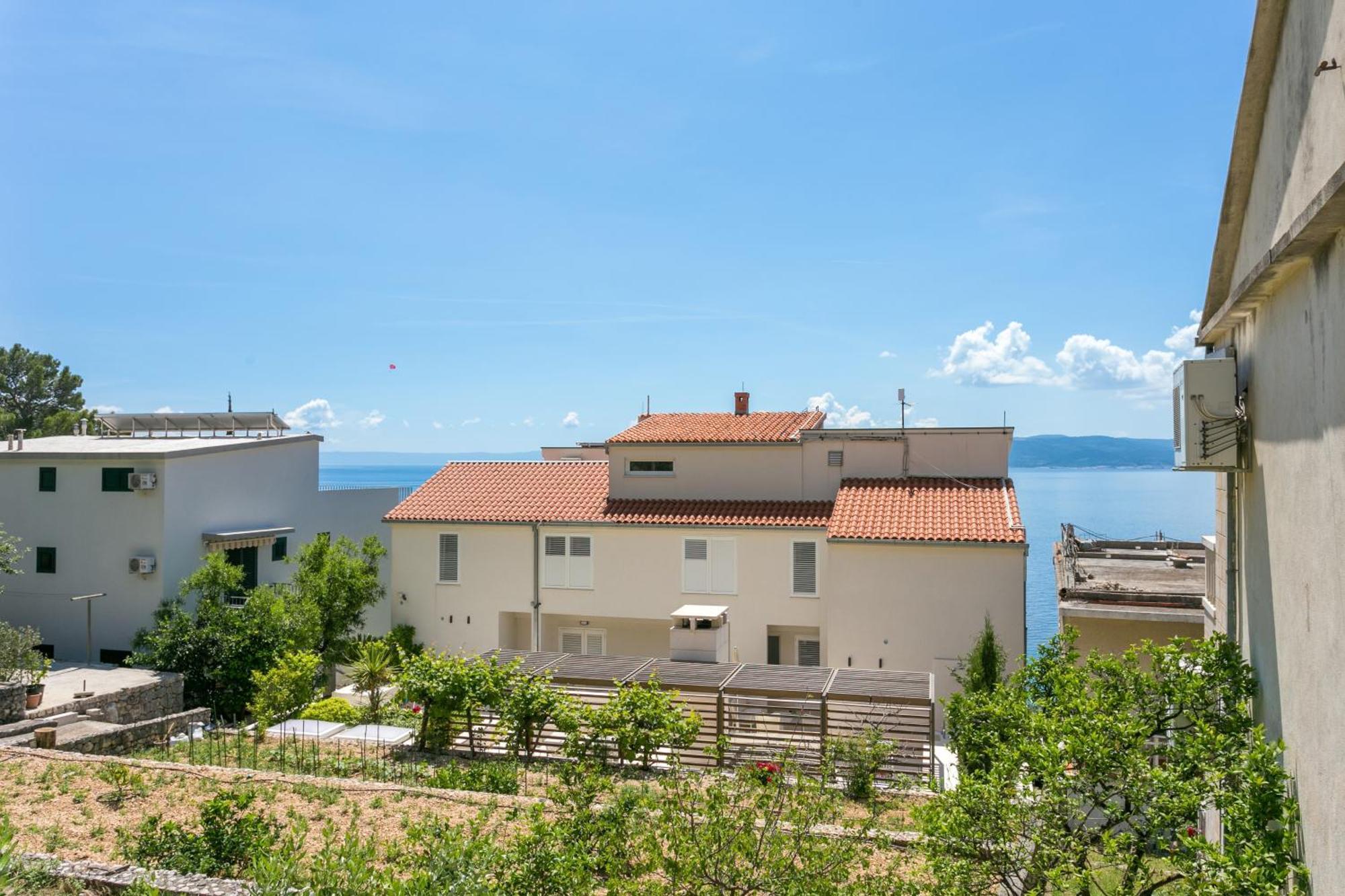 Apartments By The Sea Brela, Makarska - 18356 外观 照片