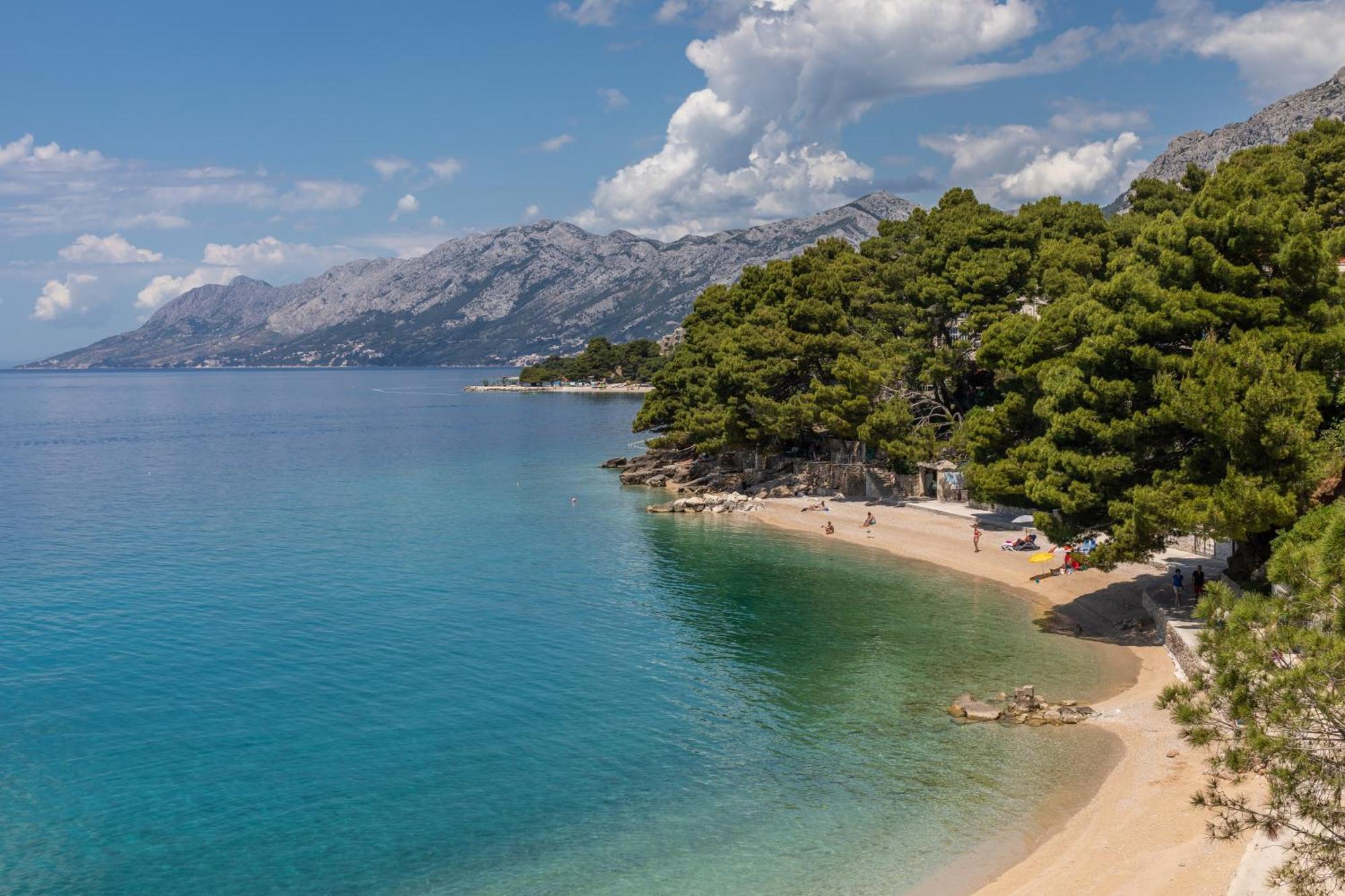 Apartments By The Sea Brela, Makarska - 18356 外观 照片