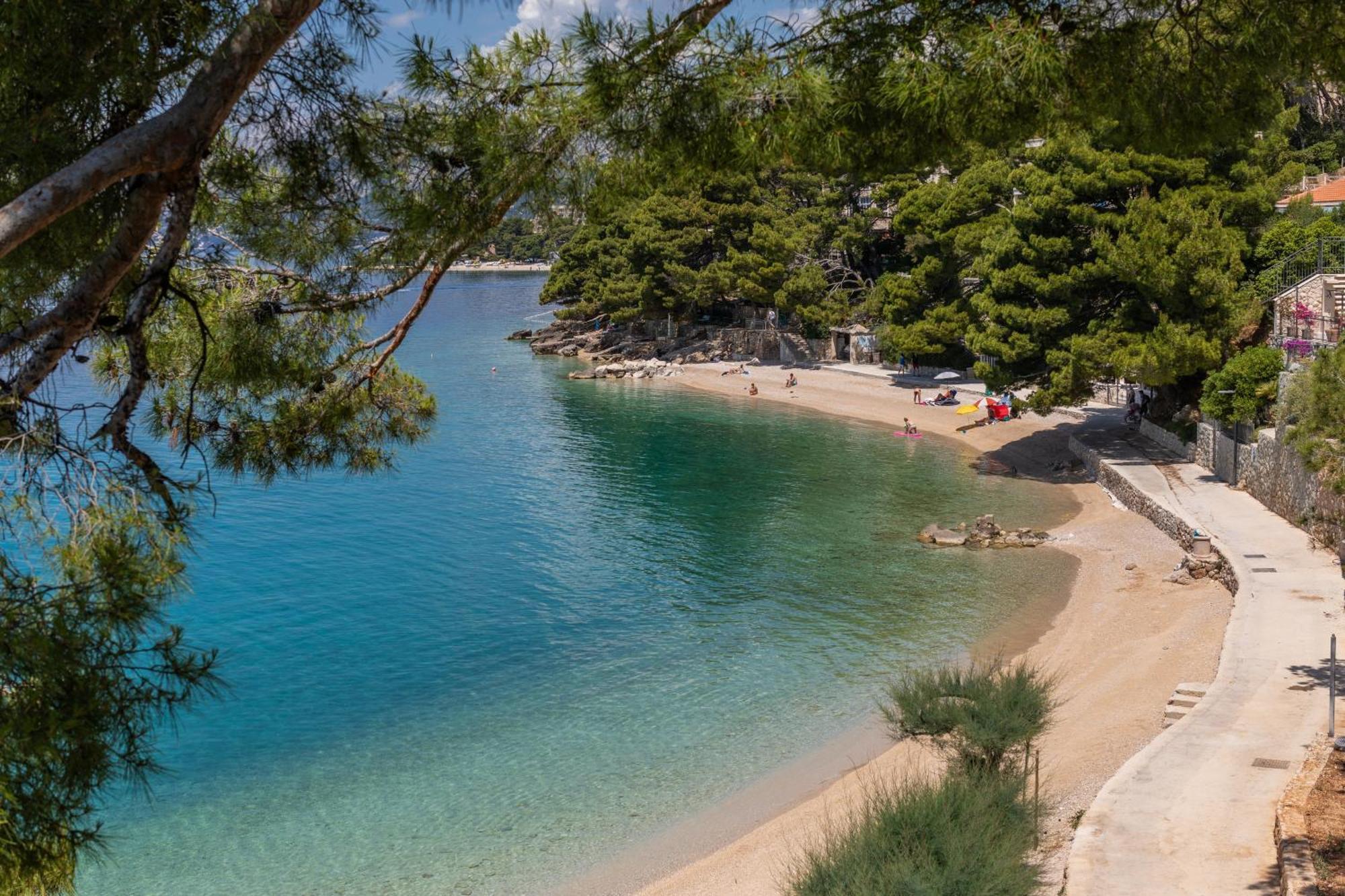 Apartments By The Sea Brela, Makarska - 18356 外观 照片